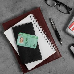 Brasileiro com Green Card que ainda precisa declarar IRPF 2025 no Brasil por não ter feito saída definitiva